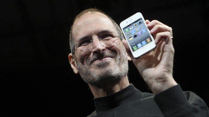 Apple CEO Steve Jobs poses with the new iPhone 4 during the Apple Worldwide Developers Conference in San Francisco, California June 7, 2010. REUTERS/Robert Galbraith  (UNITED STATES - Tags: SCI TECH IMAGES OF THE DAY BUSINESS) - RTR2EVJN