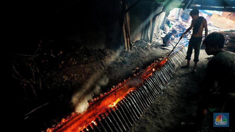 Lemang merupakan makanan dari beras ketan yang dimasak dalam seruas bambu yang digulung dengan daun pisang kemudian dibakar