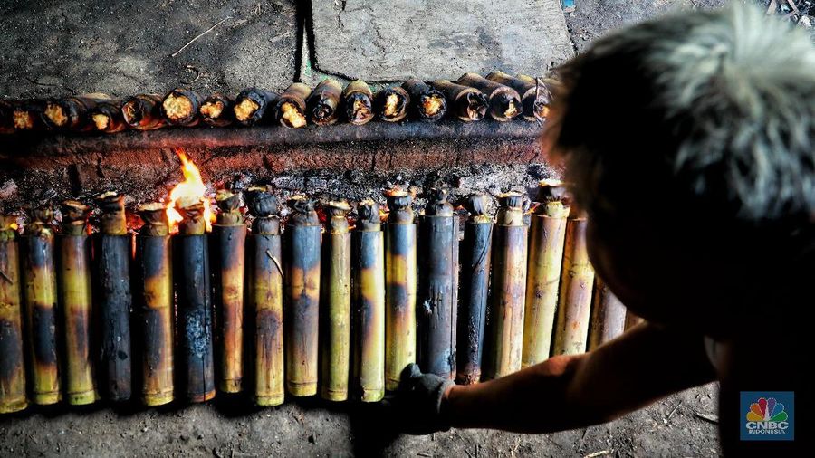 Lemang merupakan makanan dari beras ketan yang dimasak dalam seruas bambu yang digulung dengan daun pisang kemudian dibakar