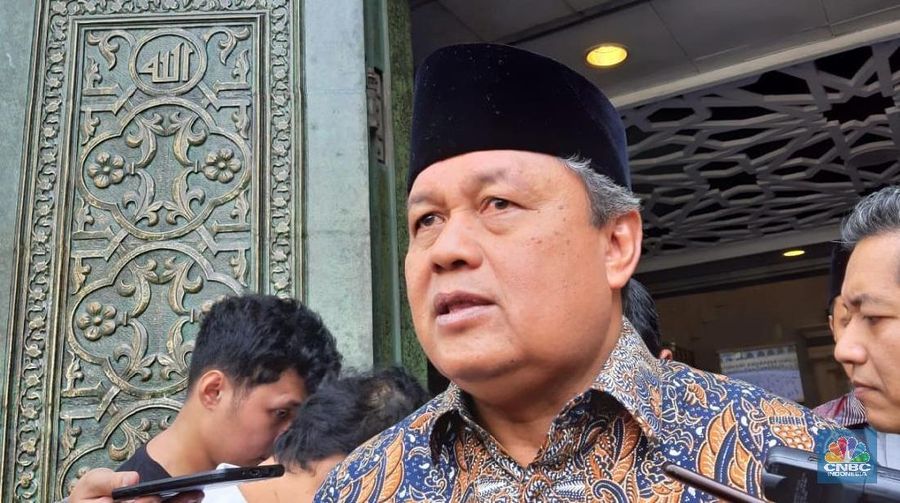 Gubernur BI Perry Warjiyo angkat bicara terkait keputusan lembaga pemeringkat internasional Standard and Poor's (S&P) yang menaikkan peringkat utang Indonesia.