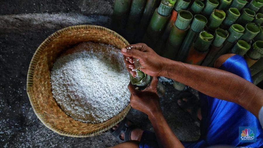 Lemang merupakan makanan dari beras ketan yang dimasak dalam seruas bambu yang digulung dengan daun pisang kemudian dibakar