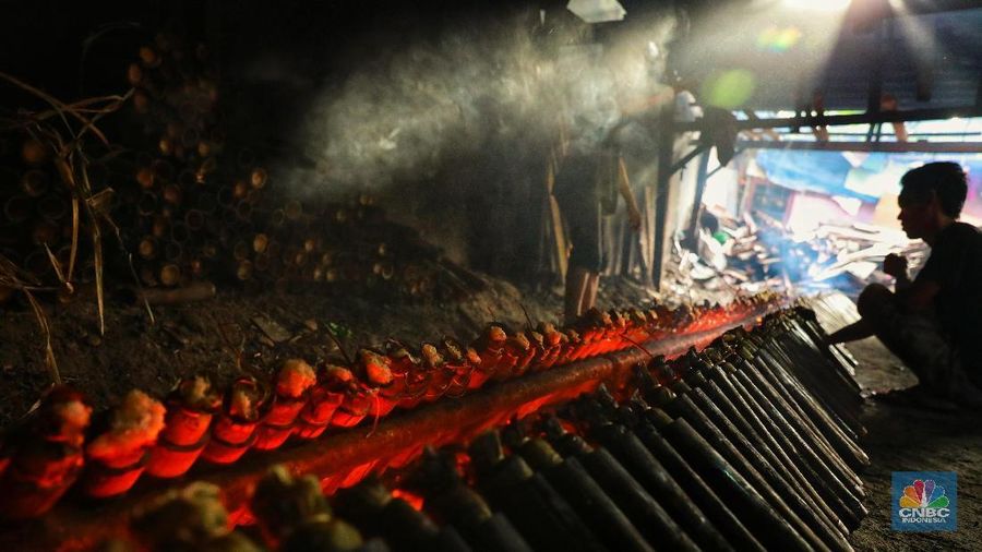Lemang merupakan makanan dari beras ketan yang dimasak dalam seruas bambu yang digulung dengan daun pisang kemudian dibakar
