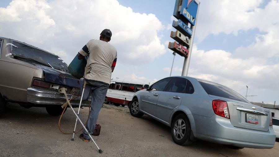 A man prepares to refuel a vehicle next to a gas station in Valencia, Venezuela May 17, 2019. REUTERS/Manaure Quintero NO RESALES. NO ARCHIVES.