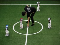 Mengintip Serunya Pertandingan Sepak Bola Robot di China