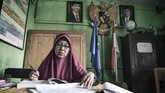 Anak mantan tahanan politik bekerja sebagai pegawai di SDN 1 Waepo, Savana Jaya, Pulau Buru. Setelah masa pembebasan pada 1979, banyak tapol yang lebih memilih tetap tinggal di Pulau Buru dan kemudian berkeluarga di sana. (ANTARA FOTO/Hafidz Mubarak A)