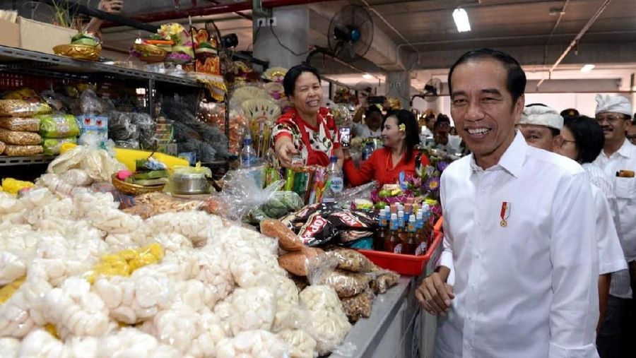 Di hari kedua kunjungan kerjanya ke Provinsi Bali, Presiden Joko Widodo mengunjungi Pasar Badung yang berlokasi di Jalan Sulawesi, Desa Dauh Puri Kangin, Kecamatan Denpasar Barat. Selain untuk berbelanja, Presiden juga ingin melihat kondisi pasar dua bulan pascaperesmian. (Biro Pers Sekretariat Presiden/Kris)