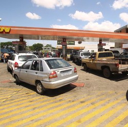 Pengorbanan Warga Venezuela, Antre Berjam-jam demi BBM
