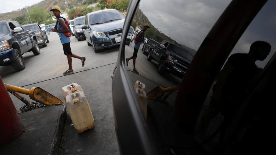 Penurunan impor bensin dan penghentian produksi di kilang-kilang minyak menjadi penyebab kurangnya bahan bakar di negara tersebut.