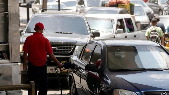 Antri Pengisian BBM di Venezuela (REUTERS/Ivan Alvarado) A worker pumps fuel into a vehicle at a state oil company PDVSA's gas station in Caracas, Venezuela May 17, 2019. REUTERS/Ivan Alvarado