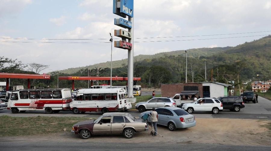 People with vehicles queue in an attempt to refuel at a gas station in Valencia, Venezuela May 17, 2019. REUTERS/Manaure Quintero NO RESALES. NO ARCHIVES.