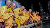 Sebelumnya, sejumlah biksu mengambil air suci dalam rangkaian hari Tri Suci Waisak di kawasan lereng Gunung Sindoro Umbul Jumprit, Ngadirejo, Temanggung, Jawa Tengah, Kamis (16/5). (ANTARA FOTO/Anis Efizudin/ama)