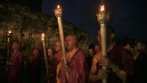 Sejumlah biksu melakukan ritual pradaksina atau berjalan mengelilingi candi membawa Api Dharma dengan obor yang diambil dari api abadi Mrapen, Kabupaten Grobogan saat prosesi penyemayaman Api Dharma Waisak 2019 di Candi Mendut, Magelang, Jawa Tengah, Jumat (17/5). (ANTARA FOTO/Hendra Nurdiyansyah/ama.)