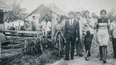 Foto hasil reproduksi pernikahan tahanan politik Sugito (kedua kiri) dan anak mantan tahanan politik Sugiharti (kedua kanan) pada tahun 1978 di Pulau Buru. (ANTARA FOTO/Hafidz Mubarak A)