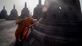 Doa dilantunkan dalam rangka menyambut kelahiran dan kematian Sang Buddha. (Photo by OKA HAMIED/AFP)