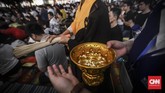 Bagi umat Buddha, air menjadi sarana puja bakti umat yang memiliki makna keberkahan. (CNN Indonesia/ Hesti Rika)