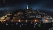VIDEO: Sambut Waisak, Ribuan Lampion Dilepas di Borobudur