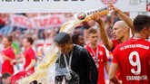 Arjen Robben mengguyur sang pelatih Niko Kovac dengan segelas besar bir dalam pesta perayaan kemenangan Bayern Munchen. (REUTERS/Kai Pfaffenbach)