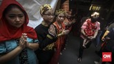 Relawan wihara memakai bermacam baju adat daerah untuk menyambut para tamu yang datang menghadiri peringatan Hari Raya Waisak. (CNN Indonesia/ Hesti Rika)
