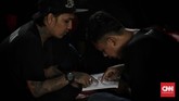 Ada yang berbeda dari pemandangan kolong stasiun Tebet pada Jumat sore lalu. Tampak sejumlah anak punk belajar mengaji dan mendengarkan siraman rohani. (CNN Indonesia/Adhi Wicaksono)