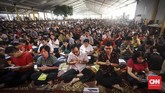 Ribuan umat Buddha memadati Wihara Ekayana Arama yang terletak di Jakarta Barat sejak pukul 6 pagi untuk mengikuti perayaan Waisak 2563 BE/2019. (CNN Indonesia/ Hesti Rika)