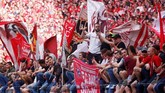 Suporter Bayern Munchen turut larut dalam pesta kemenangan tim idola. (REUTERS/Kai Pfaffenbach)