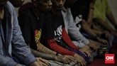 Para anak punk ini didampingi oleh Halim Ambiya, seorang relawan dari komunitas Tasawuf Underground. (CNN Indonesia/Adhi Wicaksono)