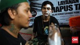 Bima Abdul Saleh merupakan salah satu anak punk ang hijrah dengan belajar agama di kolong Tebet tersebut. (CNN Indonesia/Adhi Wicaksono)