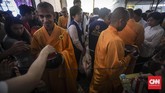 Sejumlah biksu melaksanakan prosesi Pindapata atau mengumpulkan sumbangan dari umat di Wihara Ekayana Arama. Prosesi Pindapata merupakan rangkaian dari perayaan Tri Suci Waisak 2563BE/2019. (CNN Indonesia/ Hesti Rika)