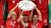 Selain Arjen Robben dan Franck Ribery, Rafinha (tengah) juga akan meninggalkan Bayern Munchen pada tengah tahun ini. (REUTERS/Andreas Gebert)