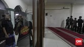 Tak sedikit 'anak punk' yang mulai hijrah dan beribadah di masjid Tebet ini. (CNN Indonesia/Adhi Wicaksono)