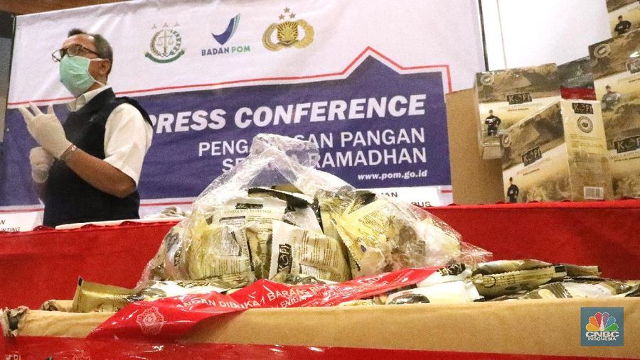 Badan Pengawas Obat dan Makanan (BPOM) menyita ratusan ribu saset produk kopi merek Pak Belalang asal Malaysia