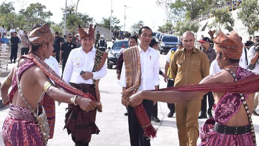 residen Joko Widodo dalam kunjungan kerjanya ke Provinsi Nusa Tenggara Timur (NTT) hari ini, Senin, 20 Mei 2019, meresmikan Bendungan Rotiklot yang terletak di Desa Fatuketi, Kecamatan Kakuluk Mesak, Kabupaten Belu. Bendungan Rotiklot merupakan salah satu dari 49 bendungan baru yang dibangun oleh pemerintah pada periode 2015-2019.

Dalam sambutannya, Presiden kembali menekankan bahwa air merupakan kunci untuk meraih kemakmuran dan kesejahteraan di NTT. Oleh karena itu, jika di provinsi lain hanya dibangun satu bendungan, maka di NTT pemerintah membangun tujuh bendungan. (Biro Pers Sekretariat Presiden/Rusman)