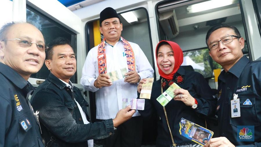 Penukaran uang idealnya dilakukan secara resmi di bank-bank.