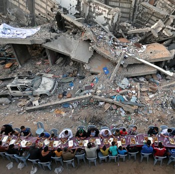 Kisah Pilu Warga Gaza, Berbuka Puasa di Antara Puing Bangunan