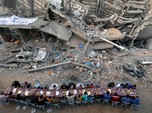 Kisah Pilu Warga Gaza, Berbuka Puasa di Antara Puing Bangunan
