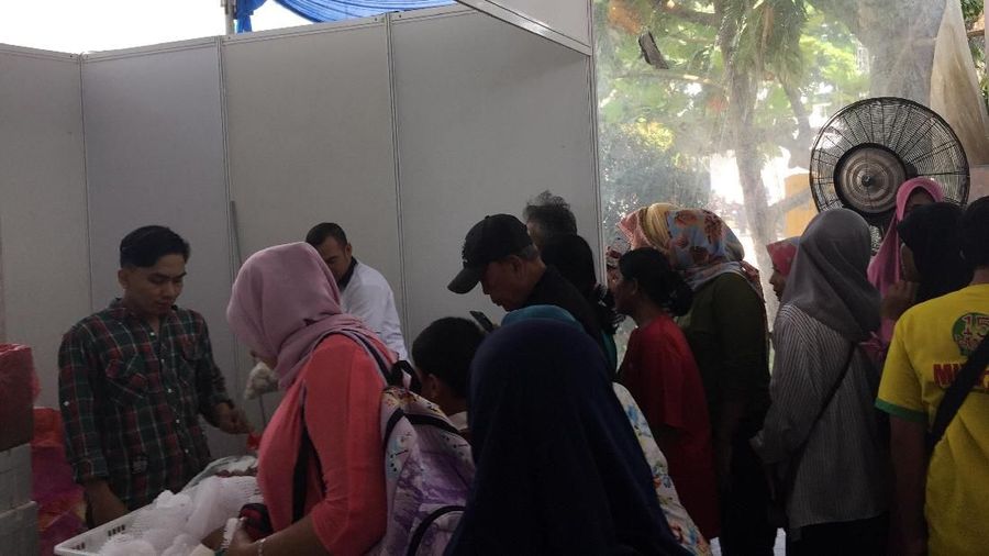 Kemendag menggelar pasar murah bahan pokok, bekerja sama dengan berbagai perusahaan importir, distributor dan ritel modern.