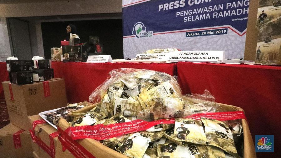 Kopi sachetan yang disita di Gedung C Badan POM,  Jakarta, Senin (20/5). (CNBC Indonesia/Muhammad Sabki)