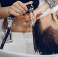 Kamu Tim Keramas Tiap Hari atau Bukan? Simak Kata Dokter Ini