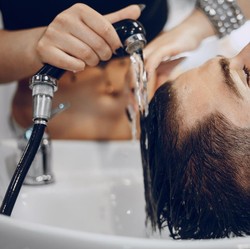 Kamu Tim Keramas Tiap Hari atau Bukan? Simak Kata Dokter Ini
