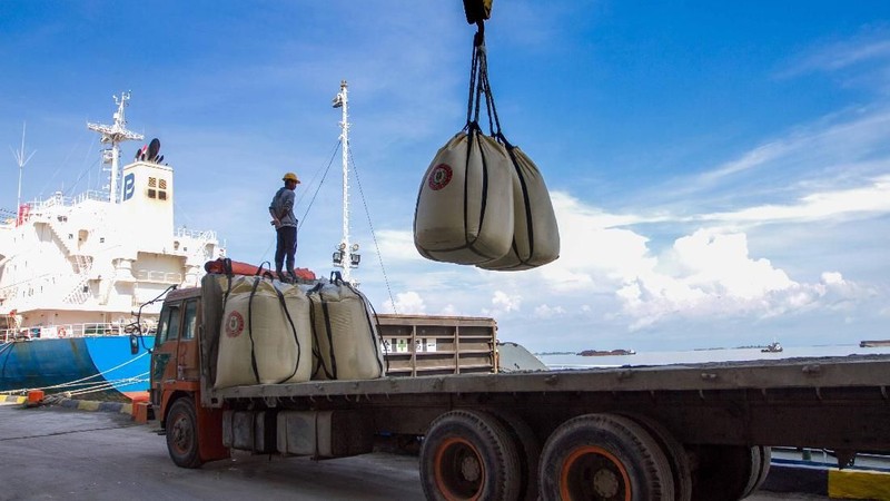 Jakarta, CNBC Indonesia- Semen merupakan kebutuhan utama dalam proyek infrastruktur. Inilah proses panjang pembuatan semen dari hulu sampai jadi infrastruktur.