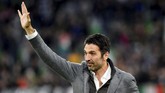 Kiper Paris Saint-Germain, Gianluigi Buffon, turut hadir di Stadion Allianz, Turin, untuk melihat mantan rekan-rekan setimnya merayakan gelar Liga Italia yang ke-35. (REUTERS/Massimo Pinca)