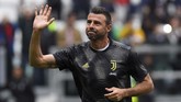 Andrea Barzagli menjalani pemanasan jelang Juventus vs Atalanta. Barzagli memutuskan pensiun setelah 21 tahun berkarier sebagai pesepakbola profesional. (REUTERS/Massimo Pinca)