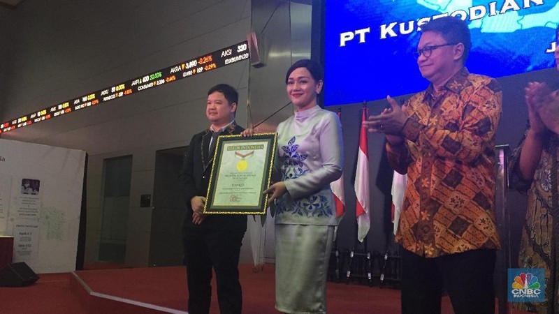 MURI memberikan penghargaan kepada KSEI karena berhasil mencatatkan total login aplikasi Acuan Kepemilikan Sekuritas (AKSes) sebanyak 6.825 investor.