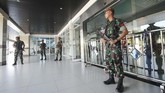 TNI akan diperbantukan untuk menjaga objek vital. Tampak Personel TNI AD bersiaga di Gapura Surya Nusantara, Pelabuhan Tanjung Perak Surabaya, Jawa Timur, Senin (20/5/2019). (ANTARA FOTO/Didik Suhartono)