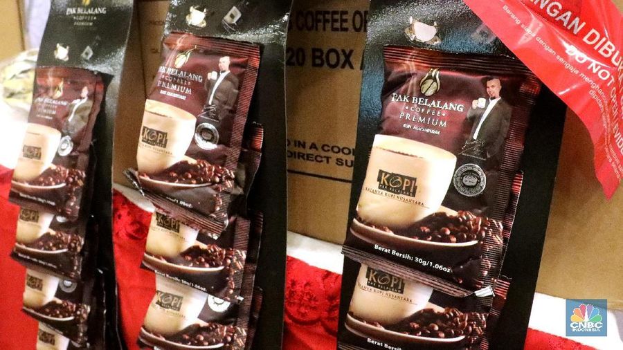 Badan Pengawas Obat dan Makanan (BPOM) menyita ratusan ribu saset produk kopi merek Pak Belalang asal Malaysia