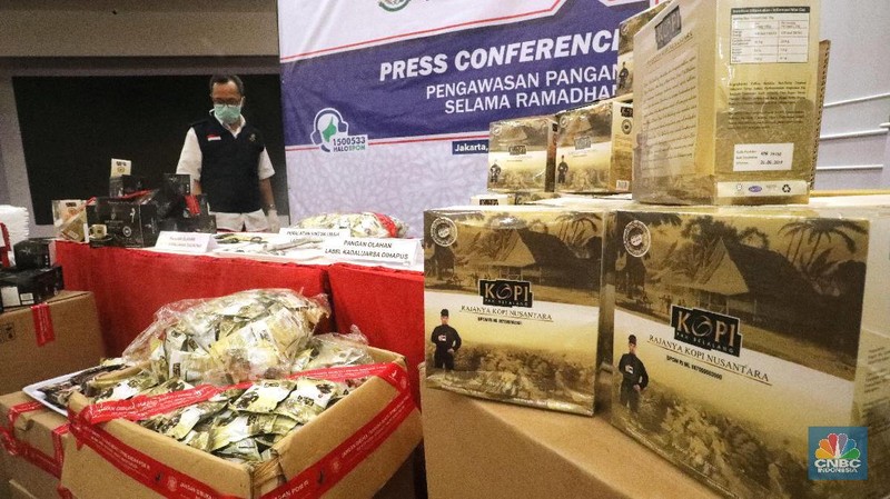 Badan Pengawas Obat dan Makanan (BPOM) menyita ratusan ribu saset produk kopi merek Pak Belalang asal Malaysia