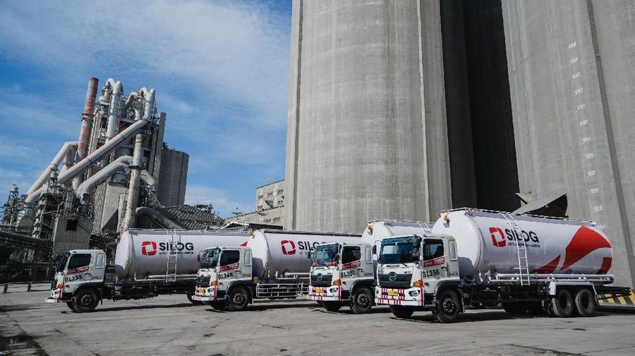 Truk semen siang mendistribusikan produk (dok. Semen Indonesia)