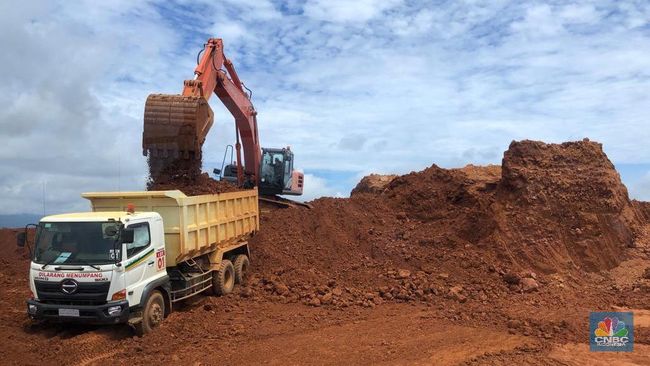 Jokowi Bans Bauxite Exports in 2022, Here’s Antam’s Response