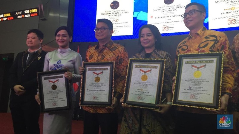MURI memberikan penghargaan kepada KSEI karena berhasil mencatatkan total login aplikasi Acuan Kepemilikan Sekuritas (AKSes) sebanyak 6.825 investor.