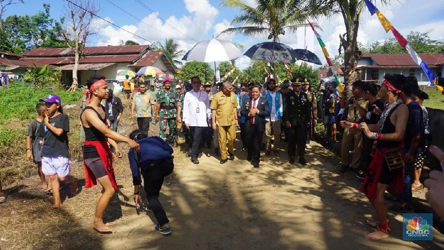 PLN melakukan penancapan tiang pertama sebagai simbol dimulainya pembangunan Program Listrik Desa se-Provinsi Kalimantan Barat pada 2019.